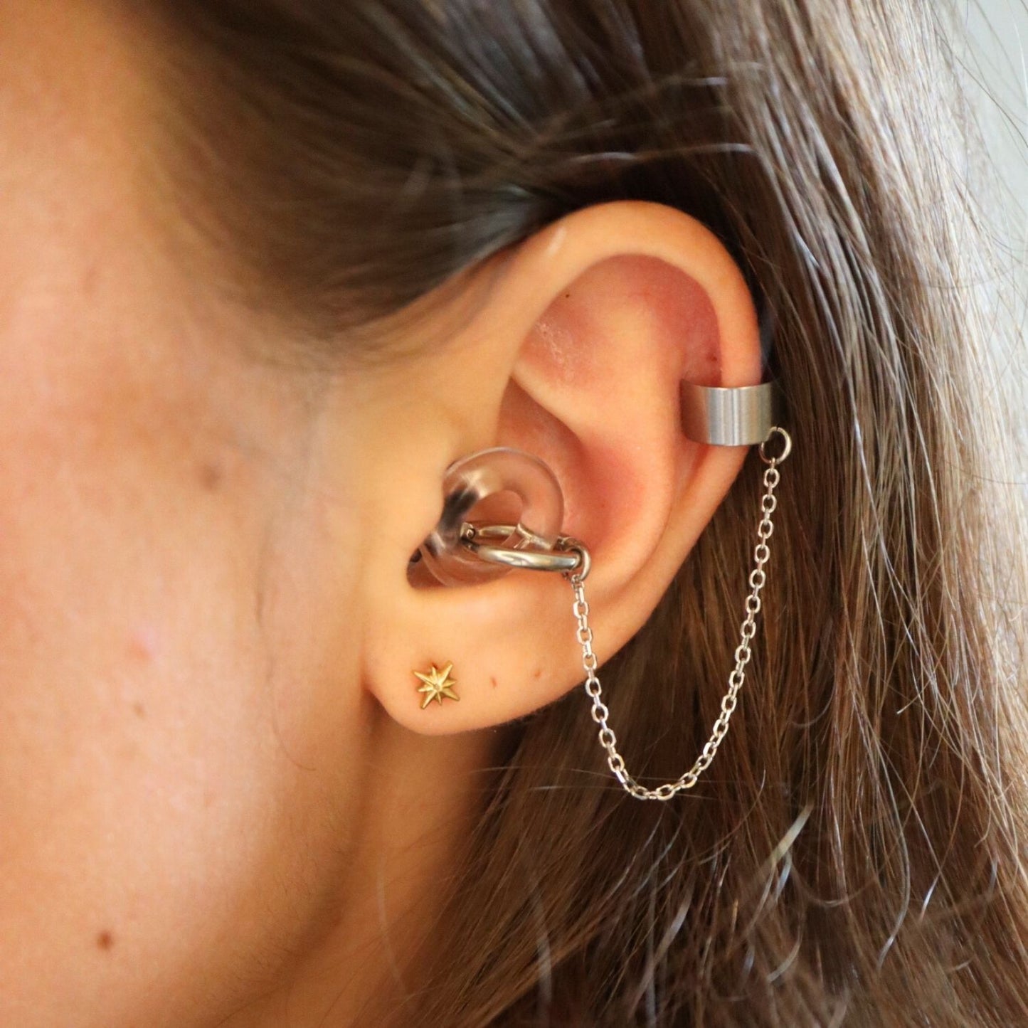 Earcuffs Voor Loop Oordopjes Zilver RVS op model