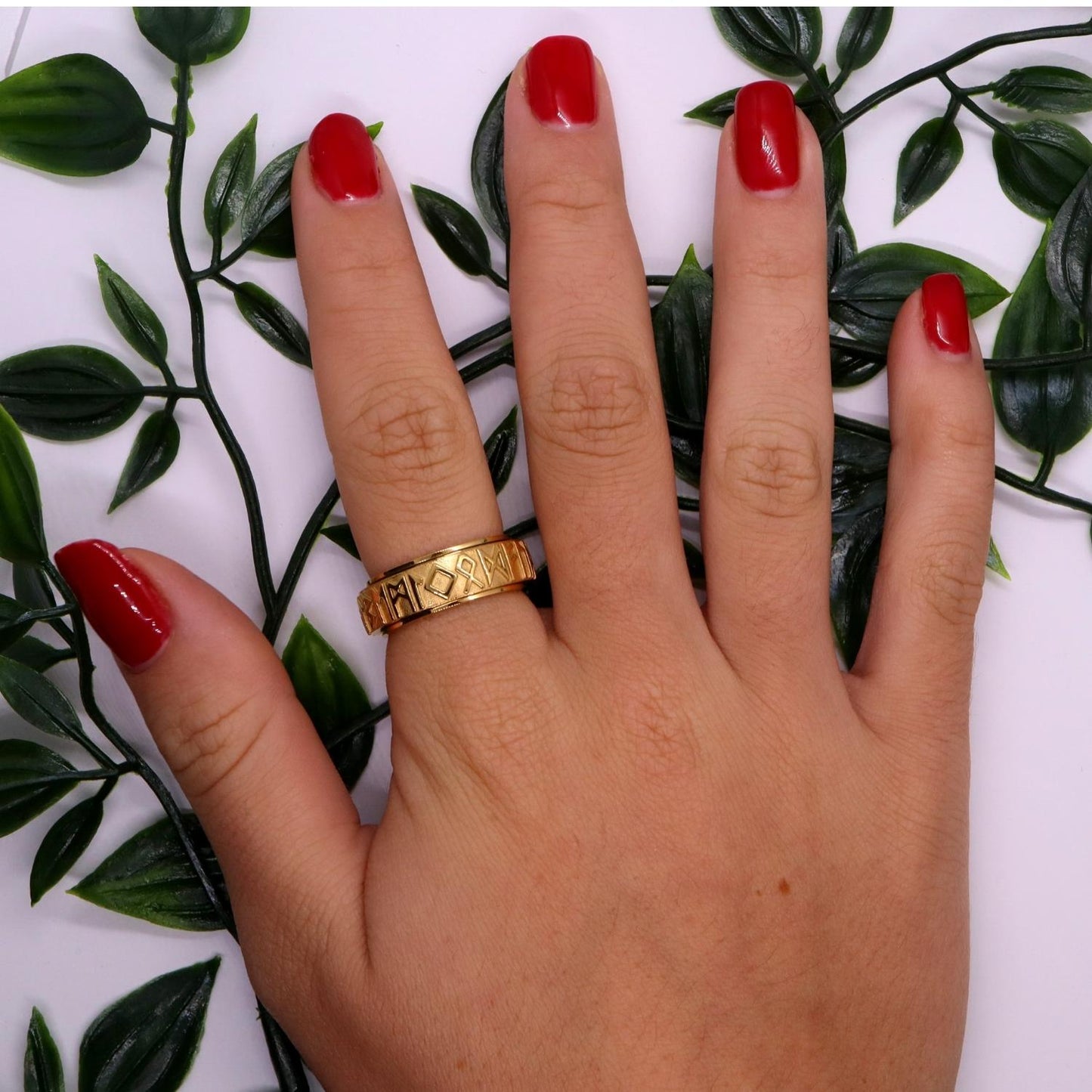 Anxiety Ring (Noors) Goud op model