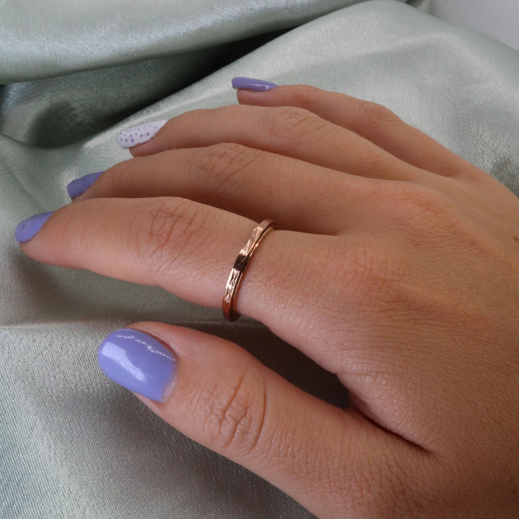 Anxiety Ring (Flux) Rosé goud om vinger