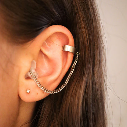 Earcuffs Voor Oordopjes Zilver RVS op model met oordopjes