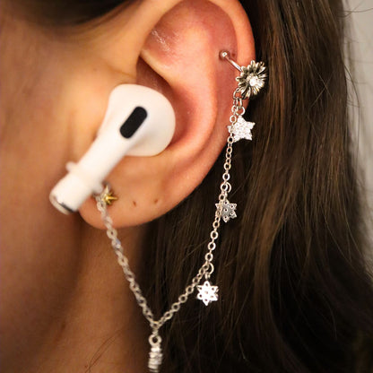 Earcuffs Voor Oordopjes (Bloem Sterretjes) Zilverkleurig op model met Airpods